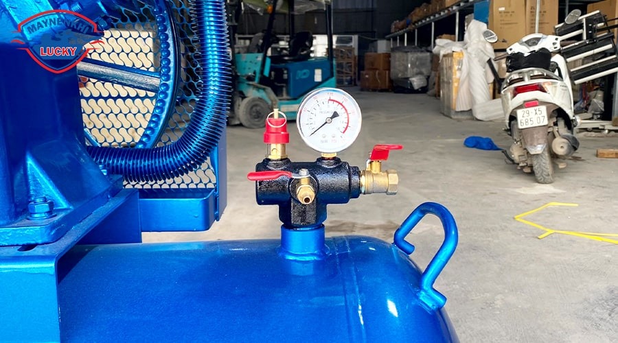 may-nen-khi-piston-khong-dau-300-lit-4